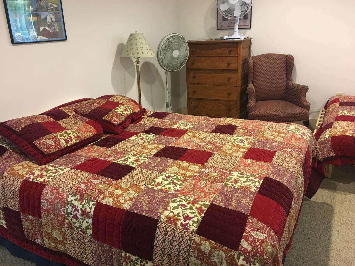 Hawk Mountain Lodge Charlemont 外观 照片