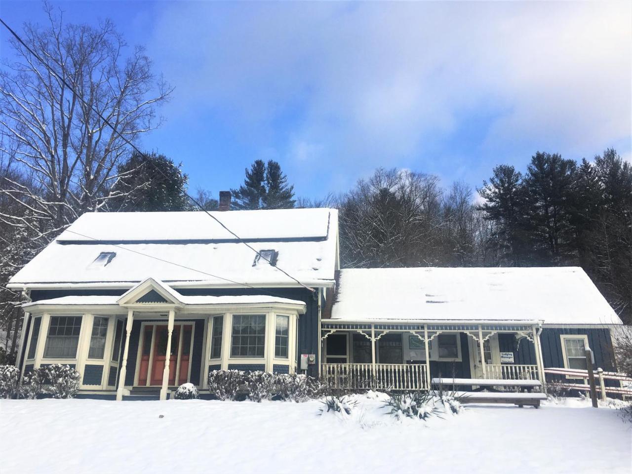 Hawk Mountain Lodge Charlemont 外观 照片